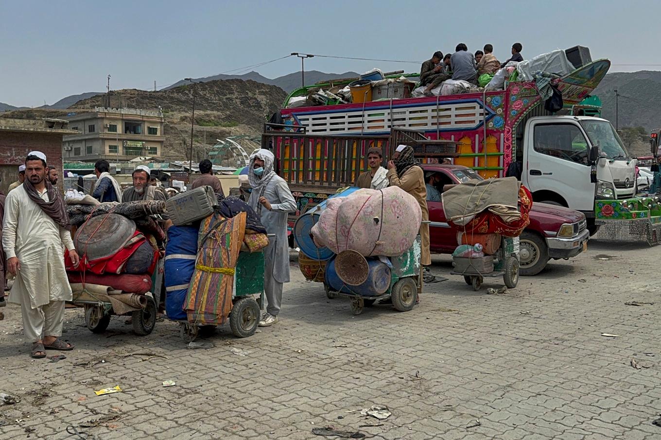 Afghanska flyktingar vid gränsen i april i år. Foto: Maaz Awan/AP/TT