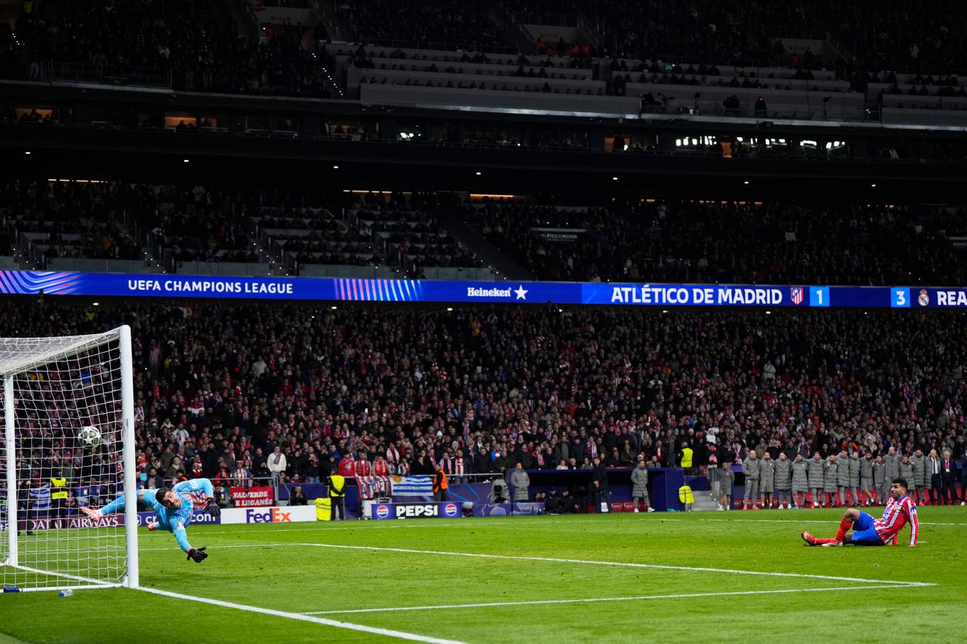 Atlético Madrids Julián Álvarez halkade vid strafftillfället under straffläggningen mot Real Madrid i Champions Leagues åttondelsfinal. Foto: Manu Fernandez/AP/TT