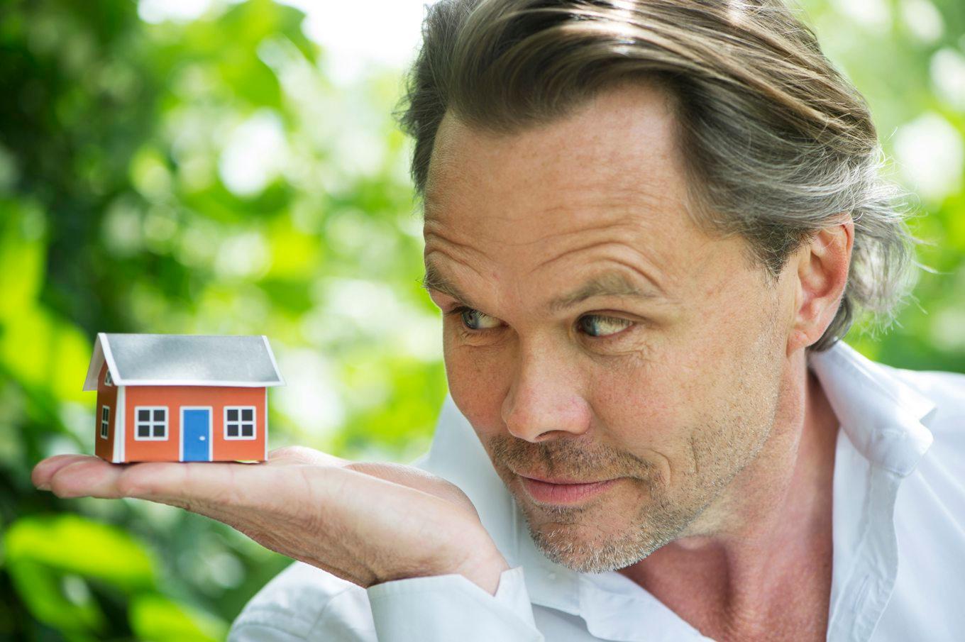 Konstnären Mikael Genberg har placerat sina röda stugor i alla tänkbara miljöer och hade nu hoppats på månen. Arkivbild. Foto: Fredrik Sandberg/TT