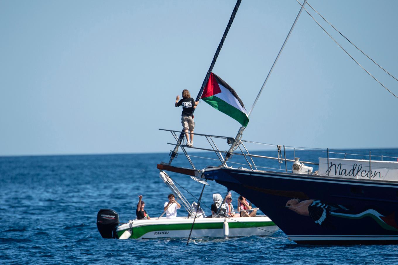 Greta Thunberg i fören på fartyget Madleen strax innan avfärd från Catania på Sicilien i söndags. Foto: Salvatore Cavalli/AP/TT