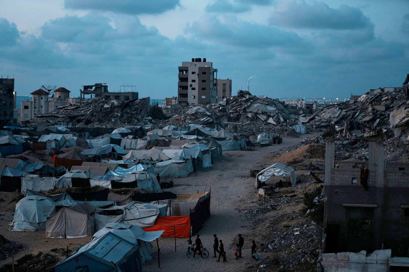 Palestinier på flykt i ett tältläger i Gaza Stad tidigare i veckan. Foto: Jehad Alshrafi/AP/TT