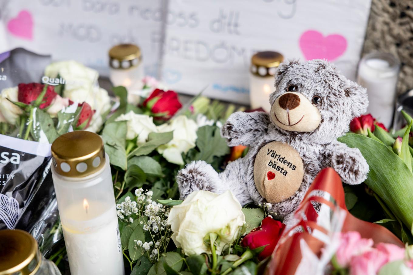 Minnesplatsen i Skärholmen efter mordet på Mikael förra året. Arkivbild. Foto: Christine Olsson/TT