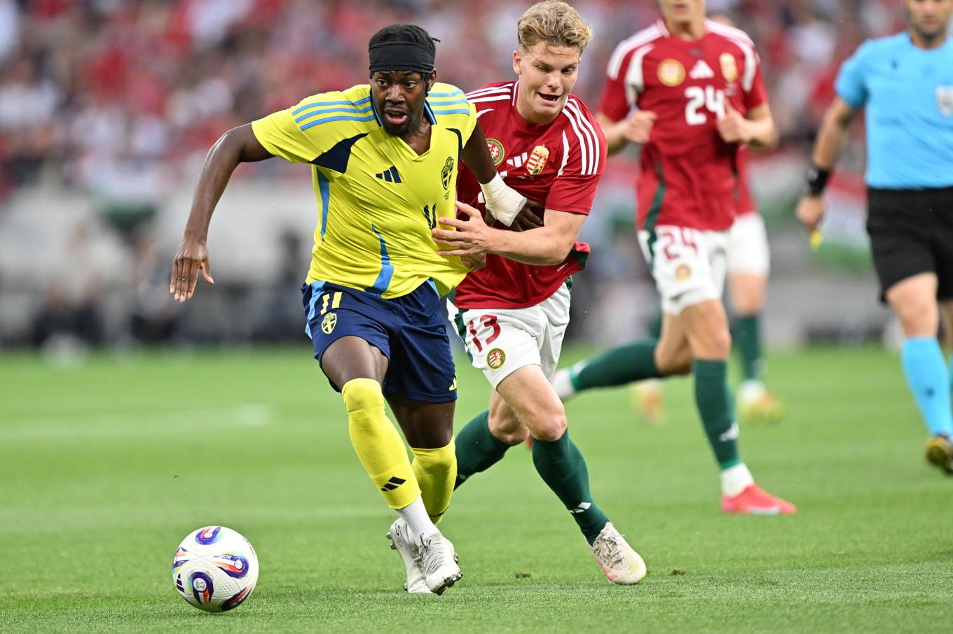 Anthony Elanga och Ungerns Andras Schäfer i duell. Foto: Björn Larsson Rosvall/TT