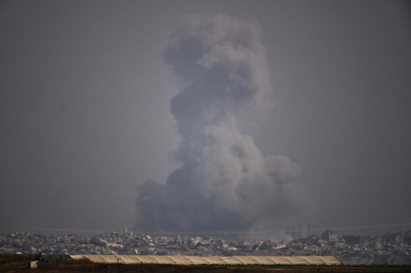 Rök stiger efter ett israeliskt anfall mot Gazaremsan på fredagen. Foto: Leo Correa/AP/TT