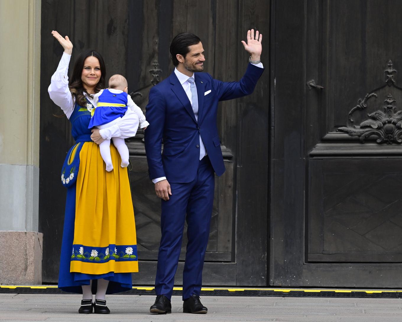 Prins Carl Philip och prinsessan Sofia, med prinsessan Ines i famnen, öppnar Kungliga slottets södra portar och välkomnar allmänheten till nationaldagsfirande. Foto: Jonas Ekströmer/TT