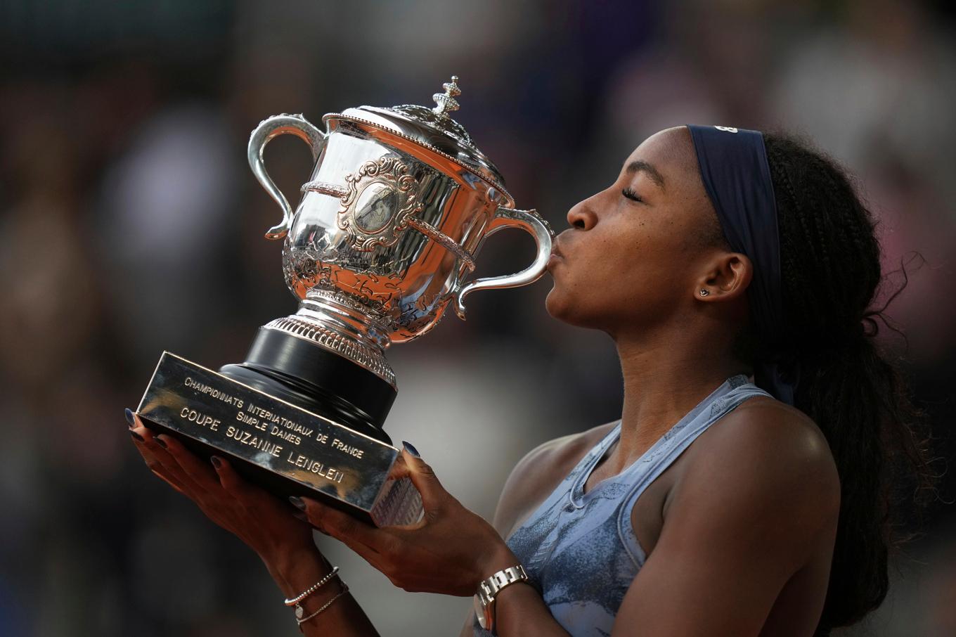 Den amerikanska tennisstjärnan Coco Gauff, 21, kysser bucklan efter segern i Franska mästerskapen. Foto: Thibault Camus/AP/TT