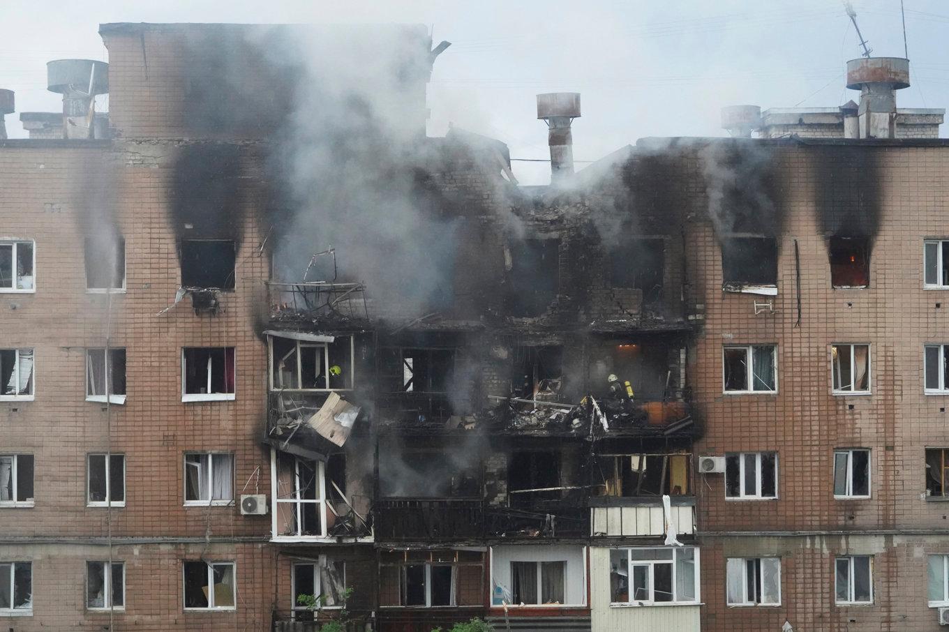 Ett flervåningshus i Charkiv som träffades i anfallen under natten till lördag. Foto: Andrii Marienko/AP/TT