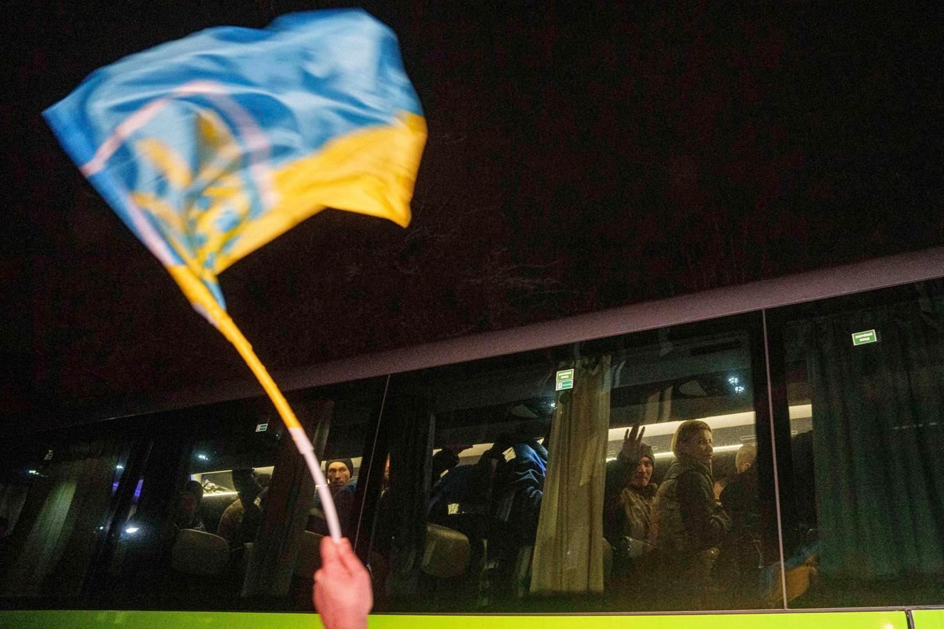 Ukrainska soldater som varit krigsfångar i Ryssland återvänder till hemlandet i en buss i december. Arkivbild. Foto: Evgeniy Maloletka/AP/TT