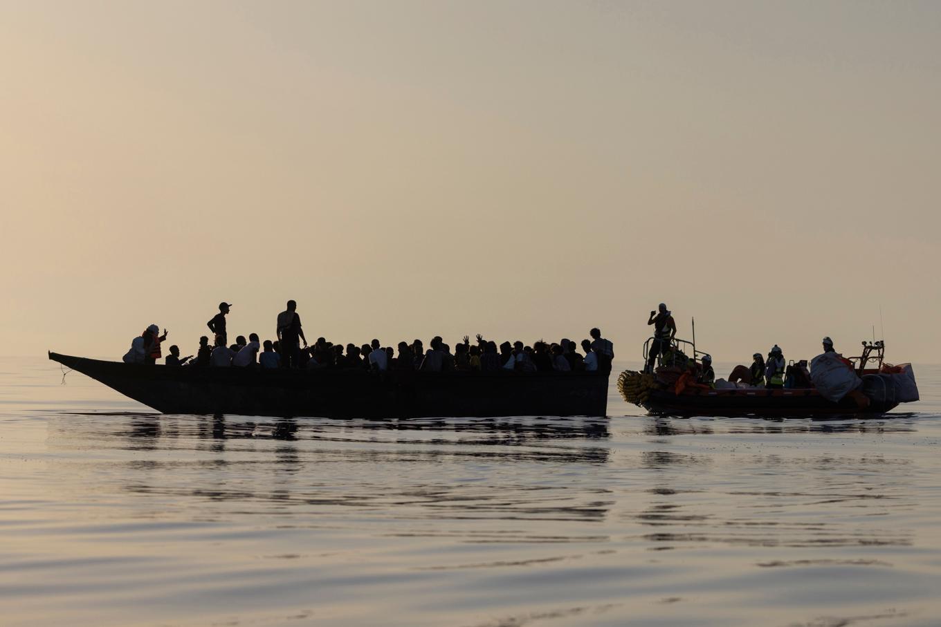 54 migranter har räddats från en oljeplattform i Medelhavet. Bilden visar en annan räddningsaktion som skedde i augusti 2022. Foto: Jeremias Gonzalez/AP/TT
