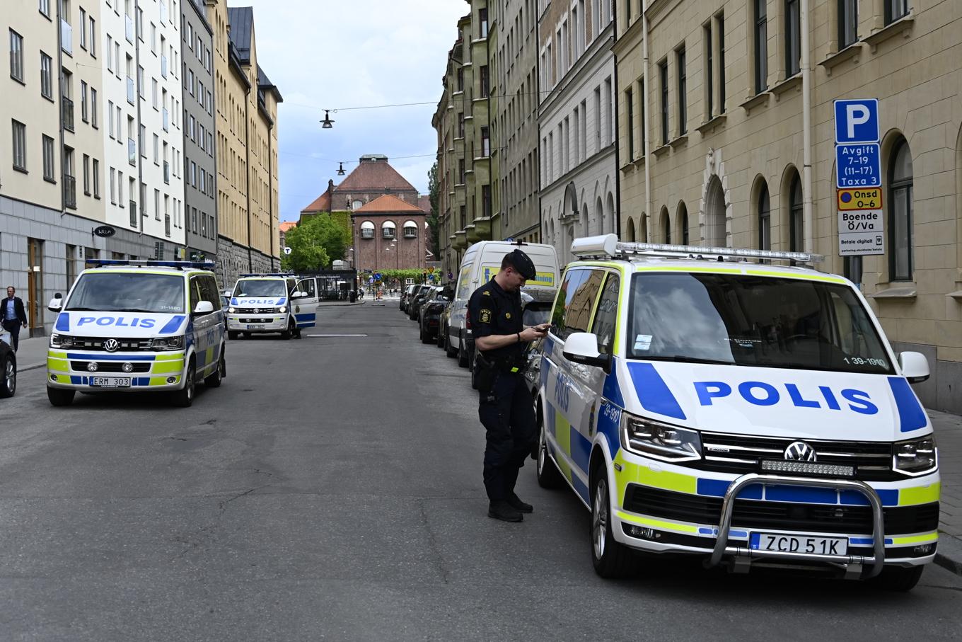 Flera personer frihetsberövades i samband med en polisinsats på Östermalm på måndagsförmiddagen. Foto: Pontus Lundahl/TT