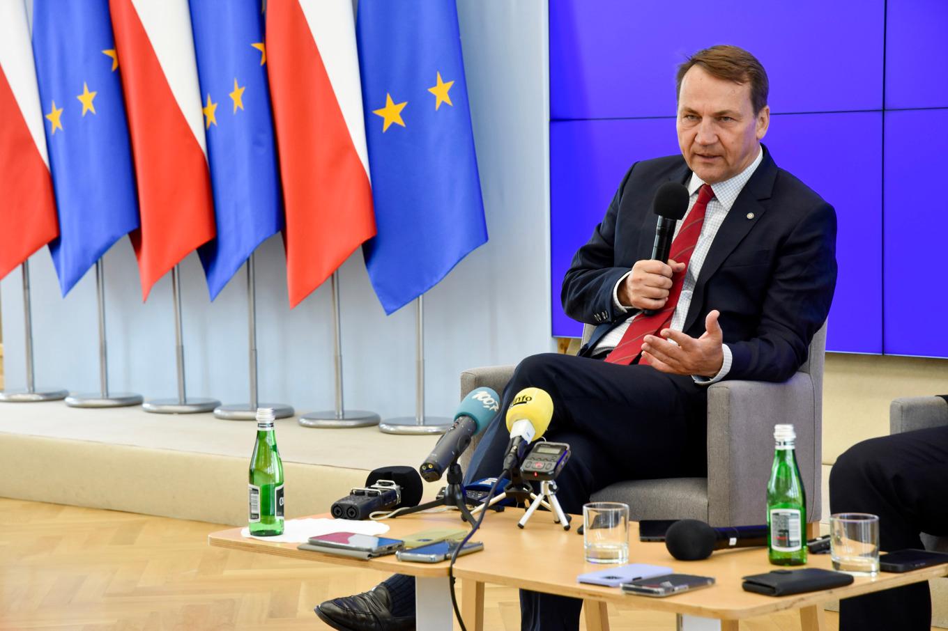 Polens utrikesminister Radoslaw Sikorski i ett möte med tillresta EU-korrespondenter i Warszawa. Foto:  Wiktor Nummelin/TT