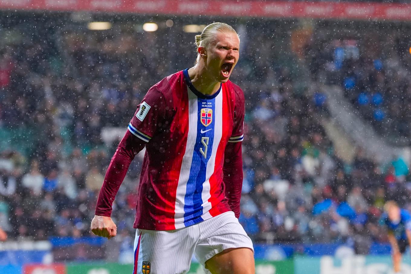 Erling Braut Haaland jublar efter sitt segermål borta mot Estland i VM-kvalet. Foto: Lise Åserud/NTB/TT