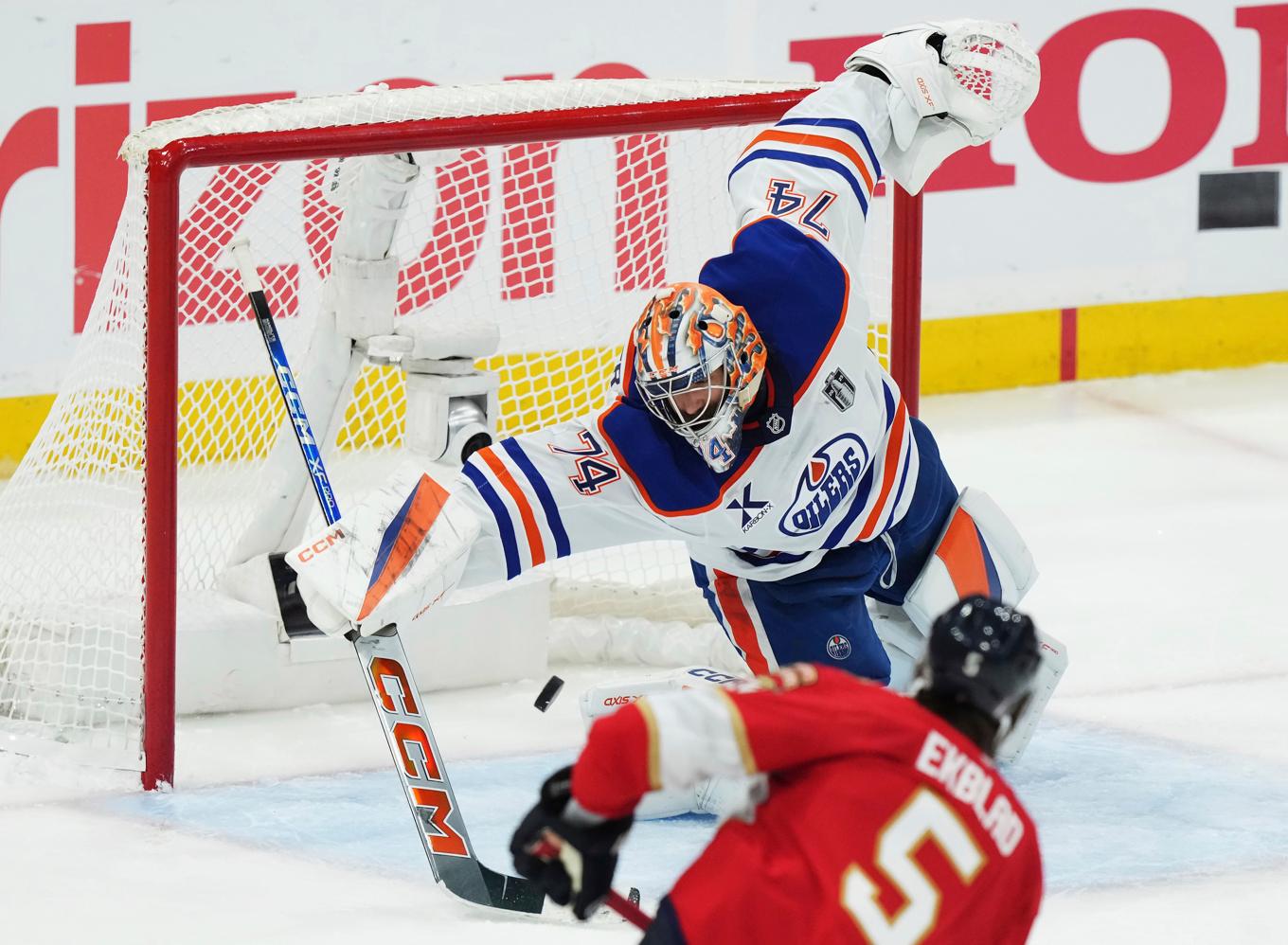 Floridas Aaron Ekblad sätter ett mål i den tredje perioden. Foto: Nathan Denette/The Canadian Press via AP/TT
