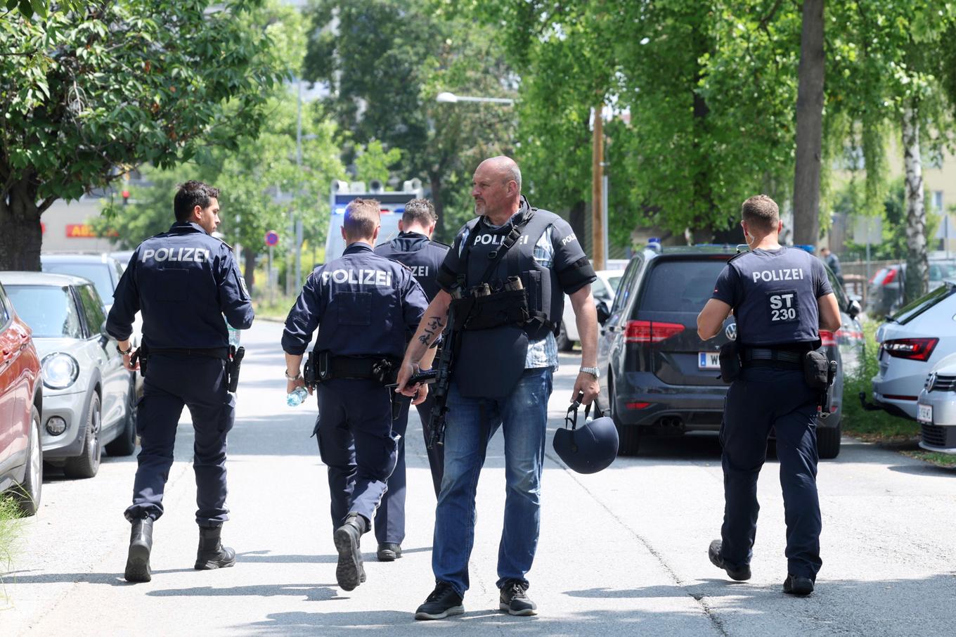 Poliser vid skolan i Graz, Österrike där minst tio personer dödades i en skjutning på tisdagen. Foto: Kleine Zeitung via AP/TT