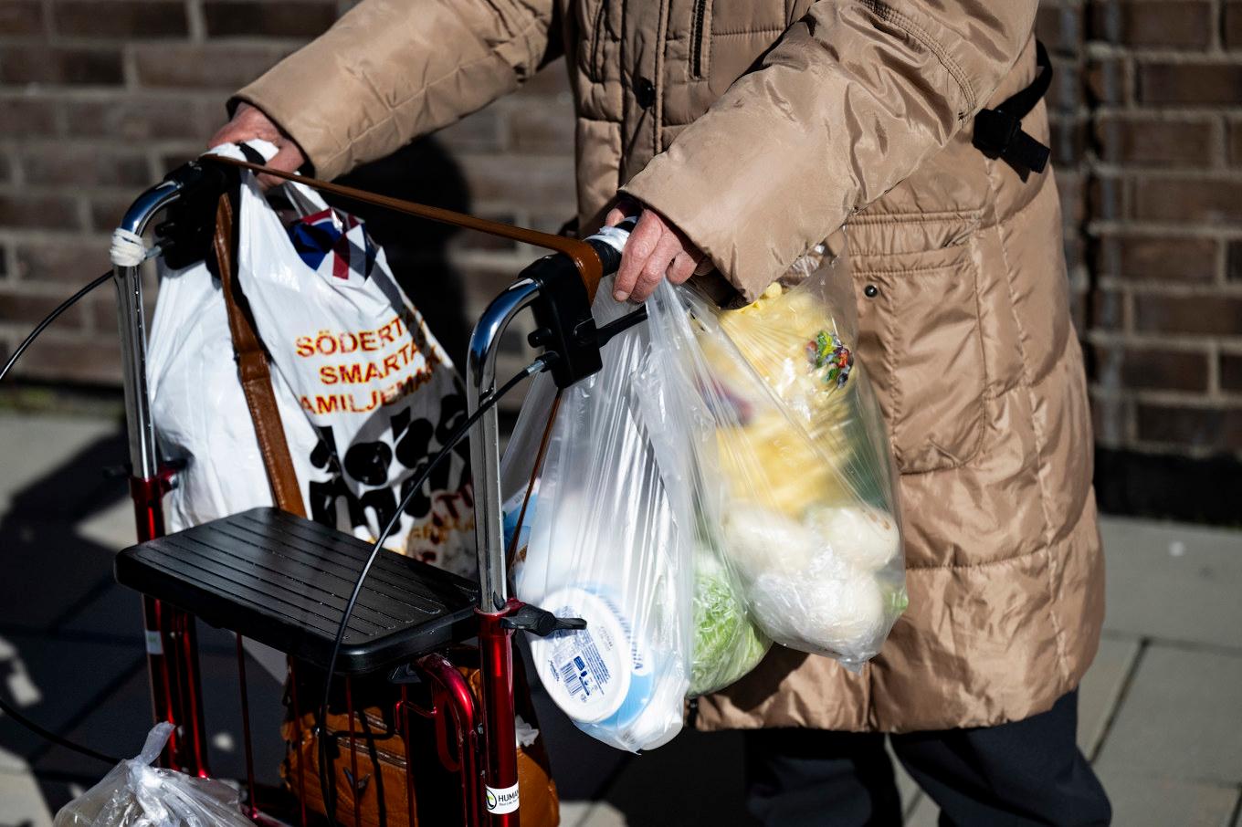 Enligt en ny rapport ökar antalet personer som behöver hjälp från Röda korset för att få mat. Arkivbild. Foto: Pontus Lundahl/TT