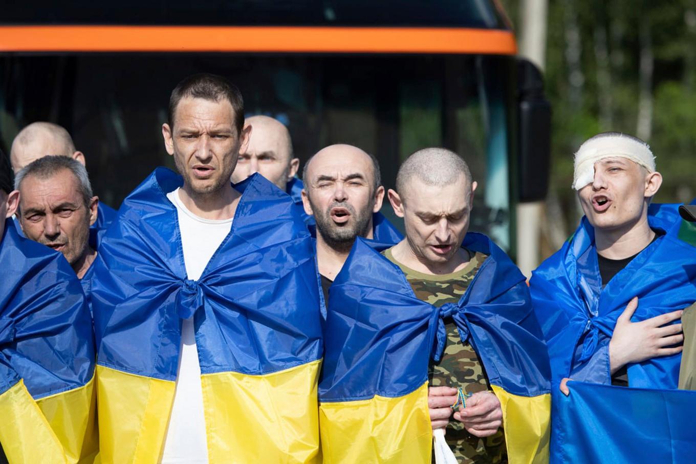 Återvändande ukrainska soldater i Tjernihiv i norra Ukraina på tisdagen. Foto: Ukrainian Presidential Press Office via AP/TT