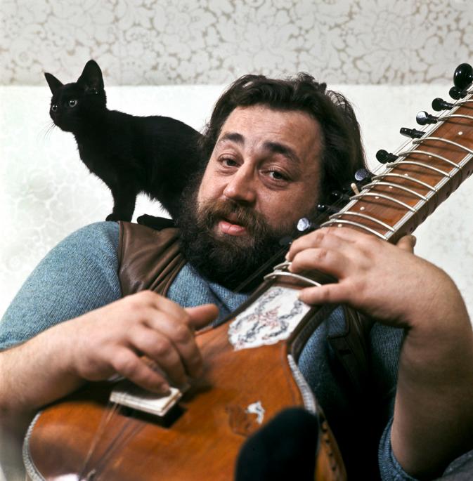 Trubaduren Cornelis Vreeswijk (1937-1987) med en sitar i famnen och sin svarta kattunge på axeln i hemmet. Arkivbild. Foto: Alf Lidman/TT