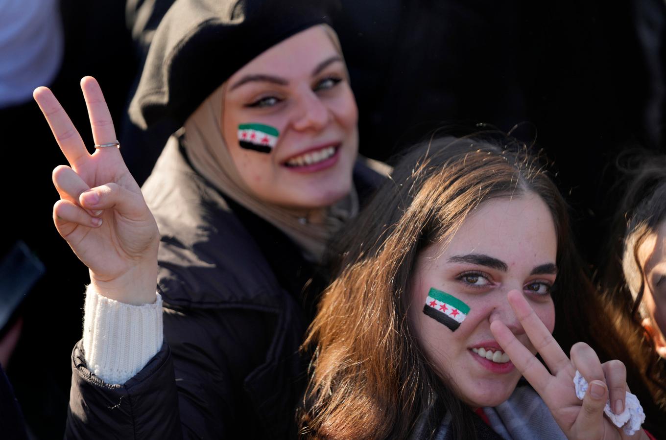 Kvinnor i Damaskus firar Assadregimens fall i december i fjol. Foto: Hussein Malla/AP/TT