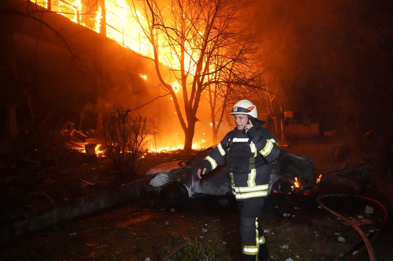 En brandman på en av platserna för nattens ryska attacker mot ukrainska Charkiv. Foto: Andrii Marienko/AP/TT