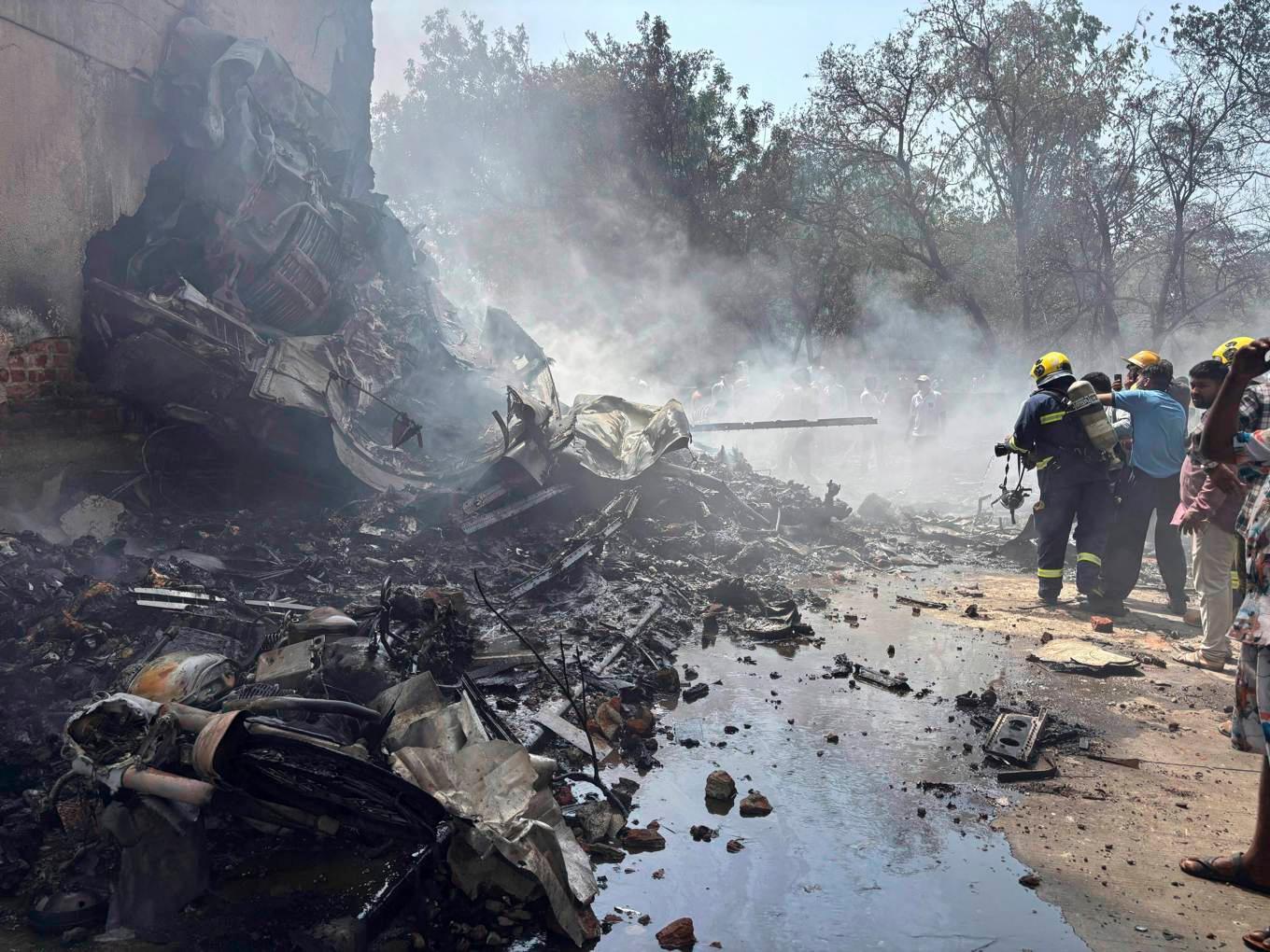 Släckningsarbete i samband med flygkraschen i Indien. Foto: Ajit Solanki/AP/TT