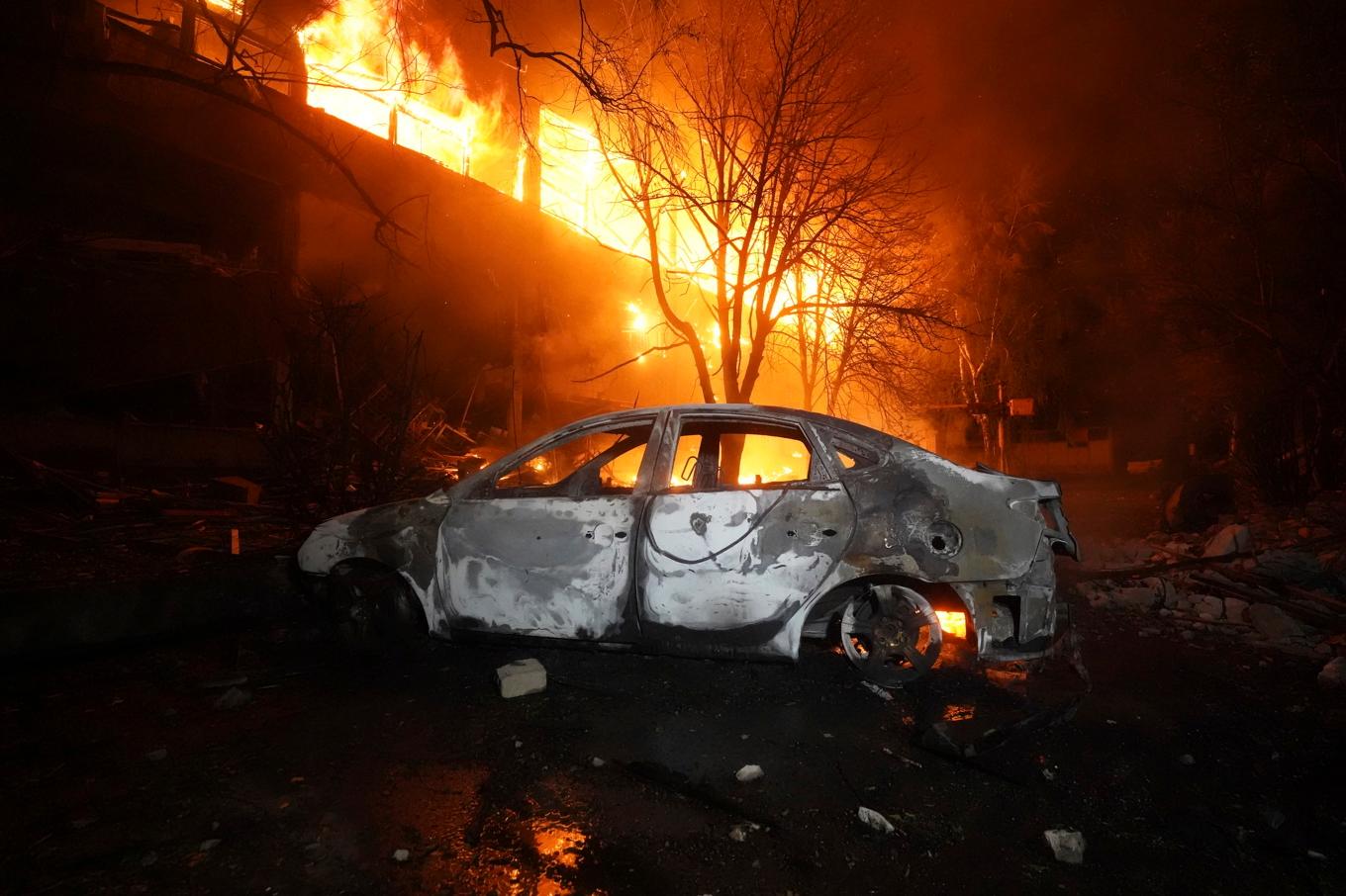 En brand efter en rysk attack mot ett bostadshus i Charkiv under natten mot onsdagen. Foto: Andrii Marienko/AP/TT