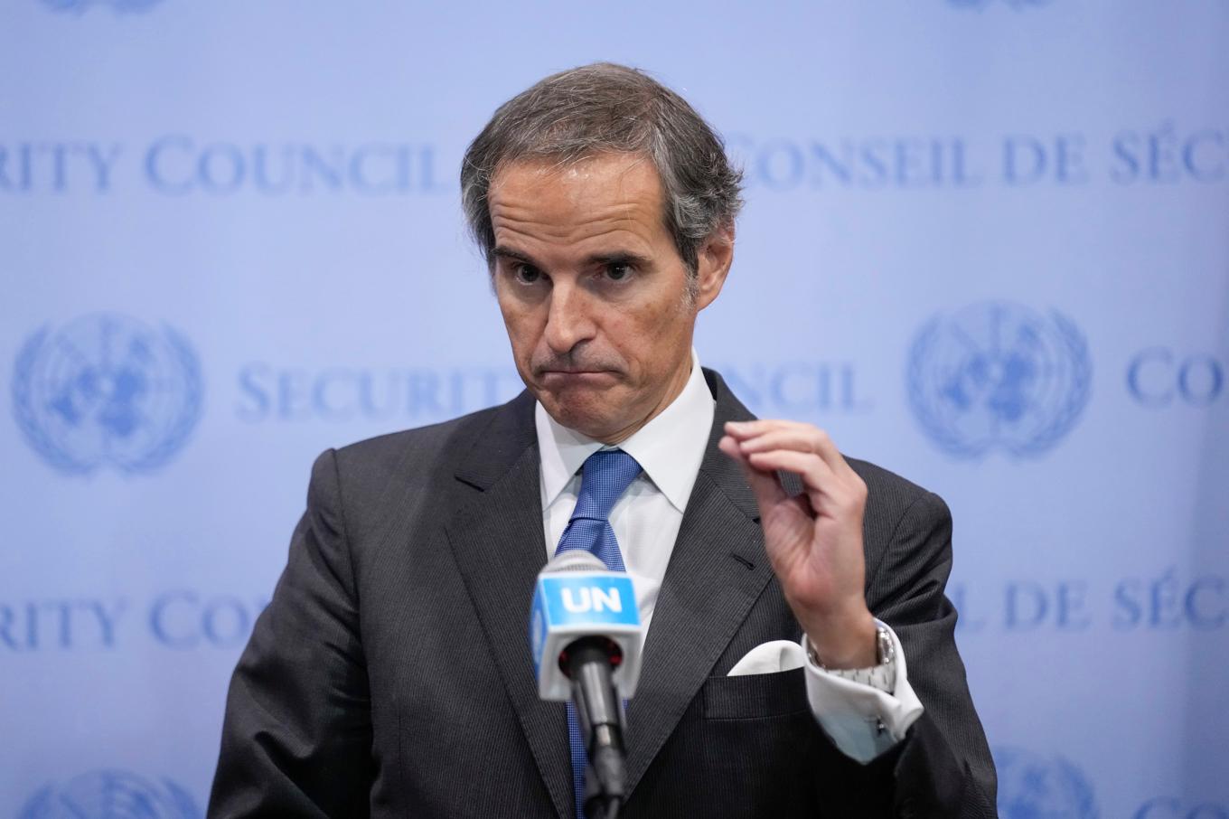 IAEA:s generaldirektör Rafael Grossi talar med reportrar i samband med möte i FN:s säkerhetsråd. Foto: Seth Wenig/AP/TT