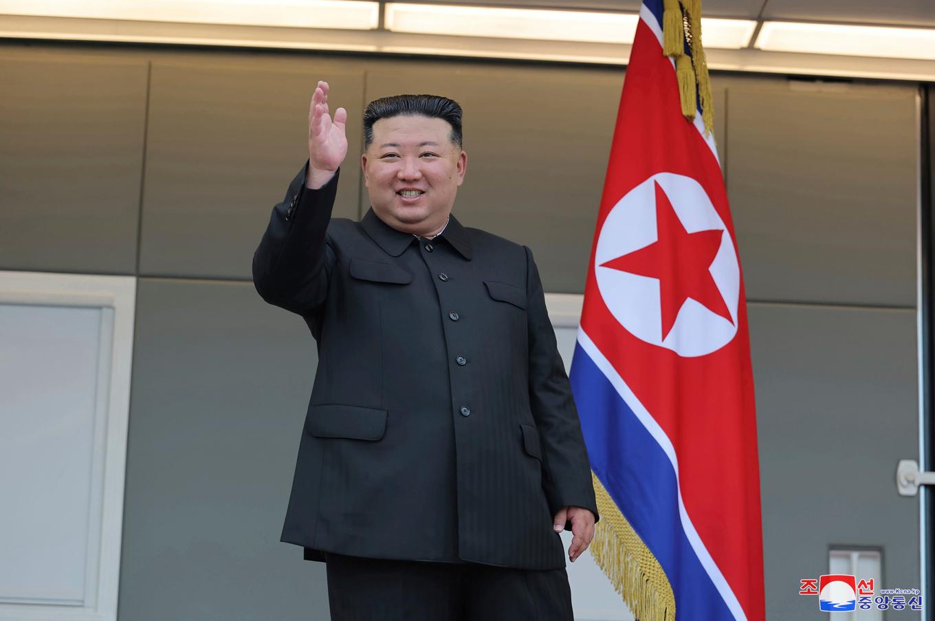 Diktatorn Kim Jong-Un följde sjösättningsceremonin personligen. Arkivbild. Foto: KCNA/Korea News Service via AP/TT