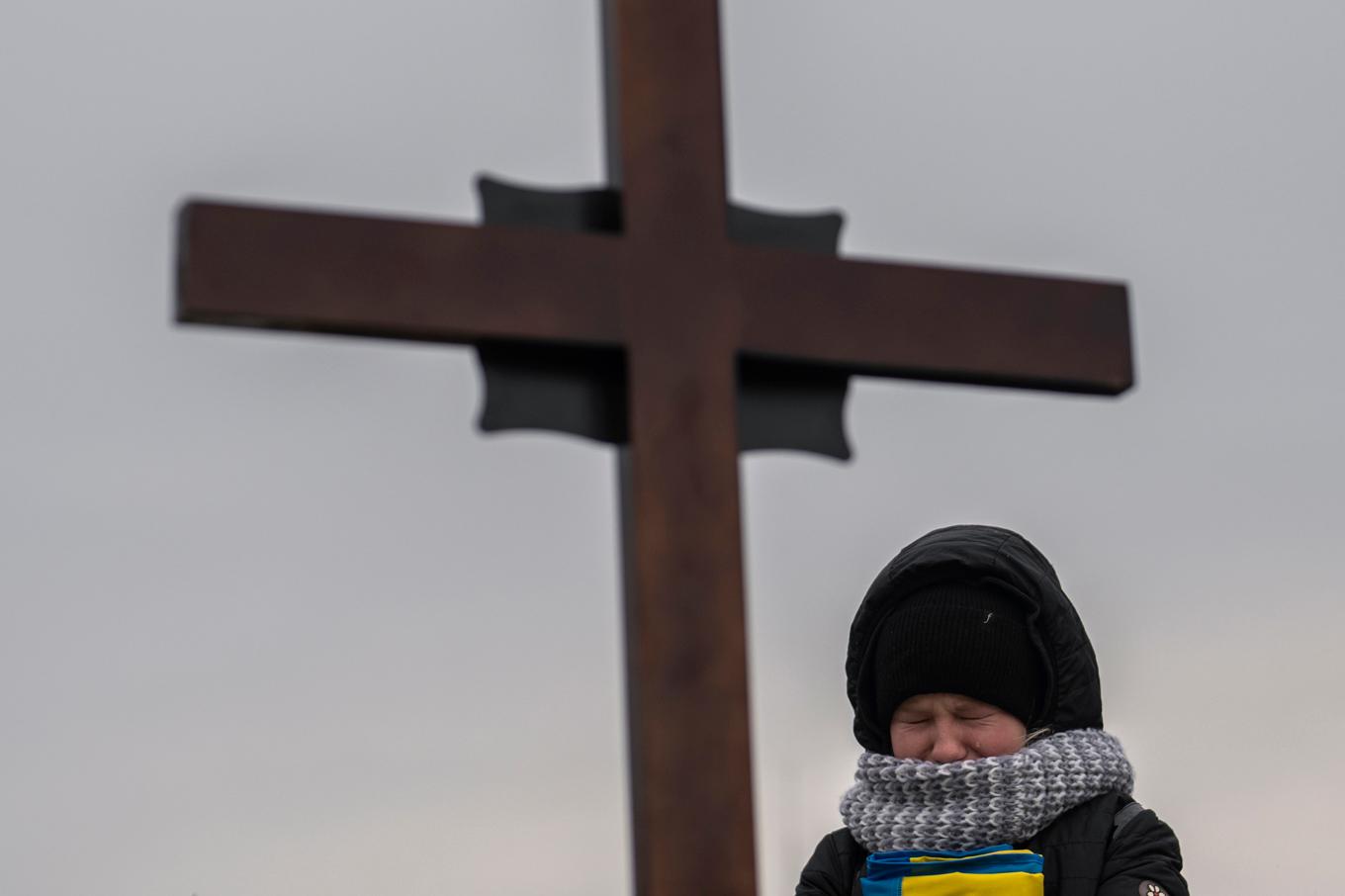 Ukrainakriget är oerhört blodigt på båda sidor. Här besöker en ukrainsk flicka sin fars grav i Lviv. Bild från 2023. Foto: Petros Giannakouris/AP/TT