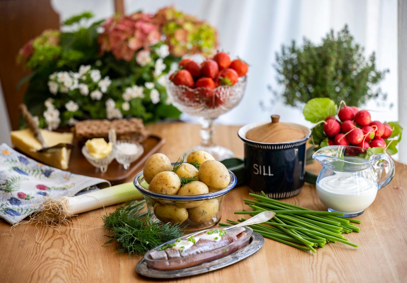 De klassiska ingredienserna på midsommarbordet har både ökat – och minskat i pris. Arkivbild. Foto: Johan Nilsson/TT