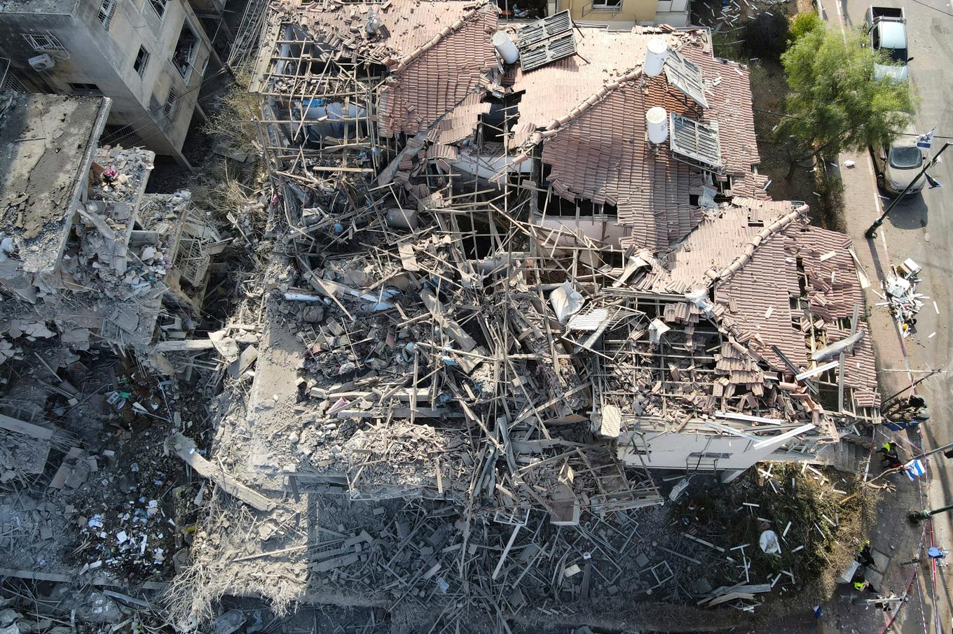 Förstörda bostadshus nära Tel Aviv på lördagen. Foto: Ariel Schalit/AP/TT