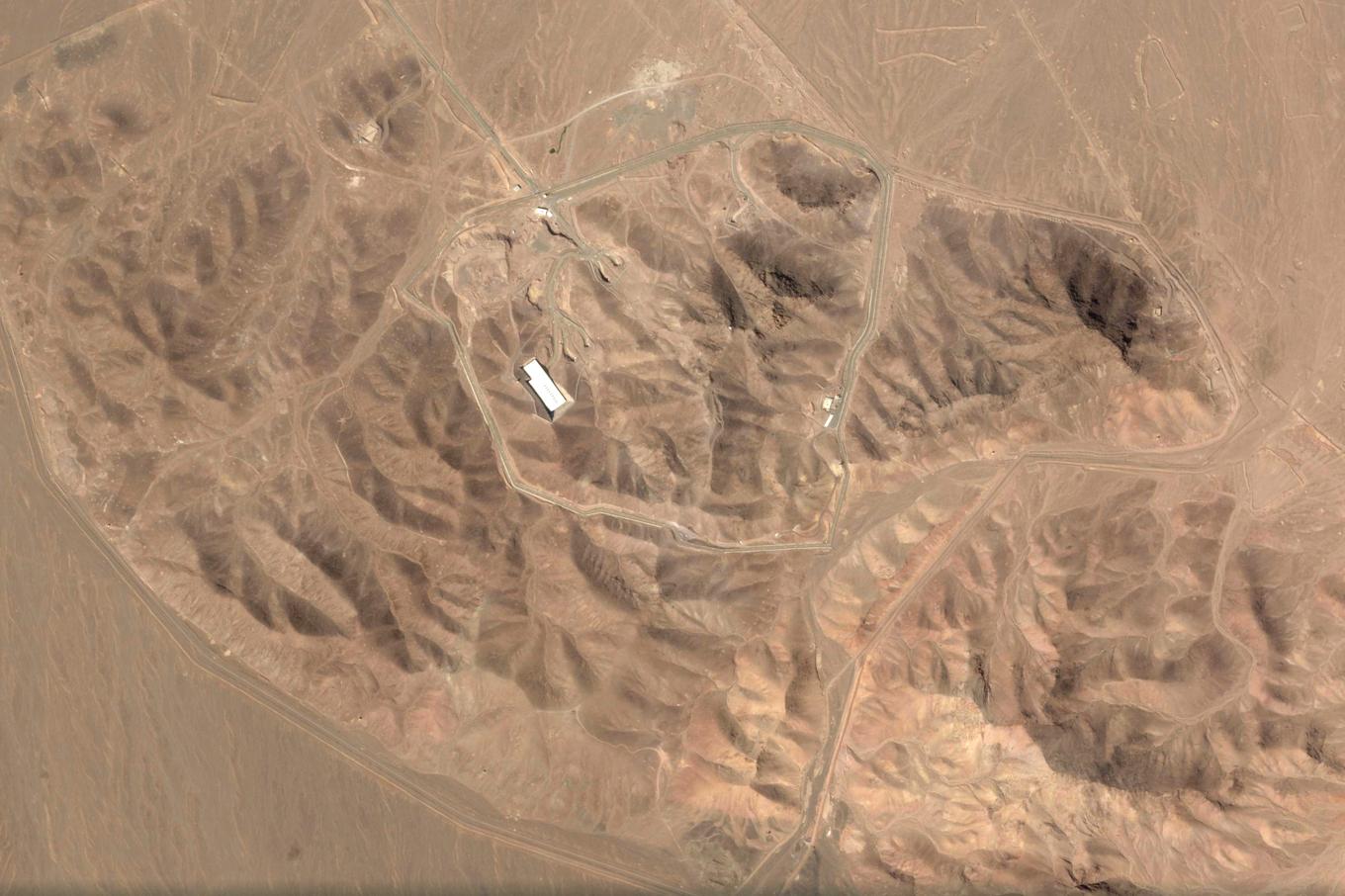 Satellitbild från 1 april på anrikningsanläggningen i Fordo, väl skyddat av berg. Här anrikas 60-procentigt uran. Foto: Planet Labs PBC via AP/TT