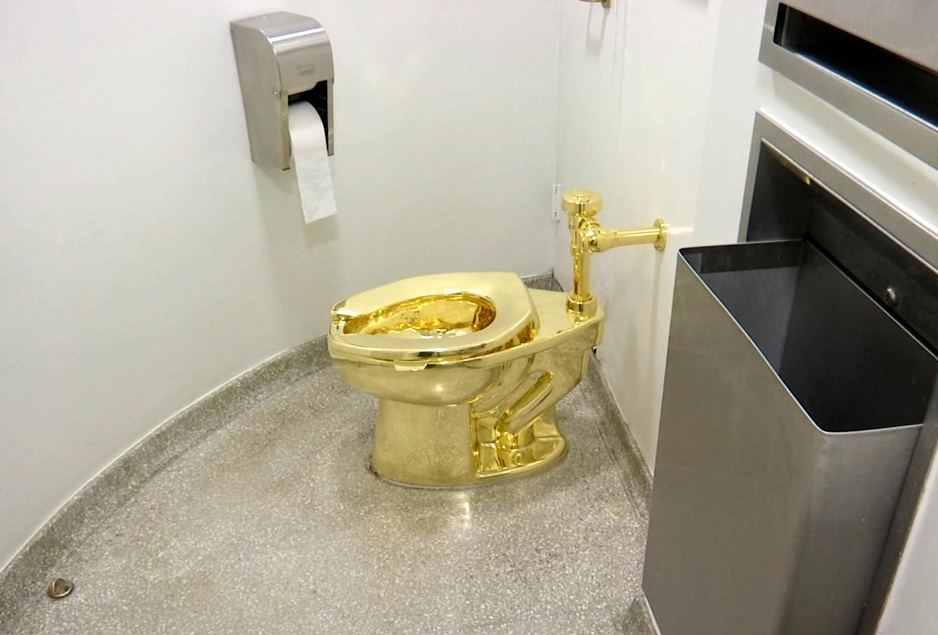 Toalett i 18 karats guld av konstnären Maurizio Cattelan, vid en utställning på Guggenheimmuseet i New York Arkivbild. Foto: AP/TT