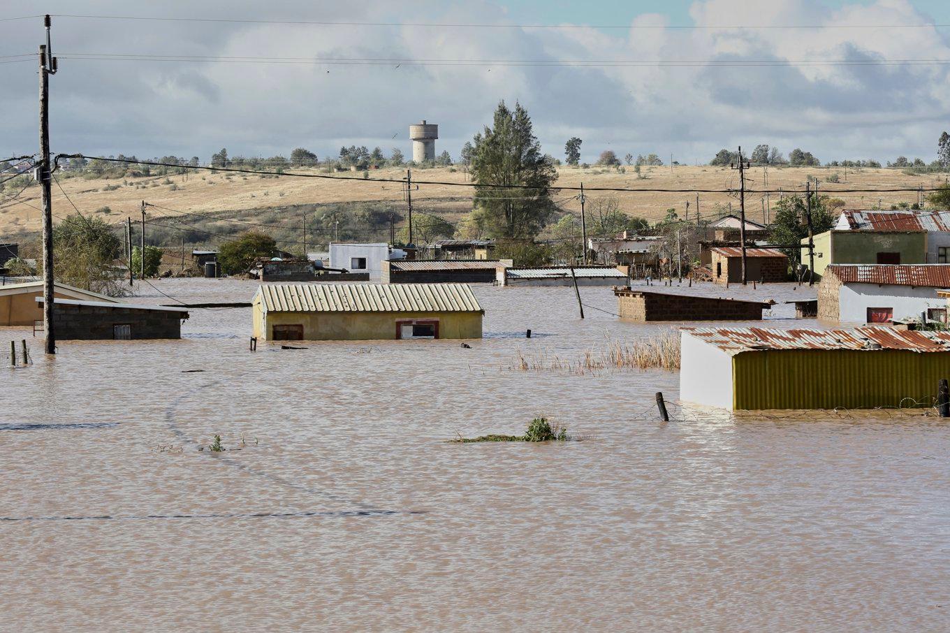 Staden Mthatha i Sydafrika svämmades över tidigare i veckan. Foto: Hoseya Jubase/AP/TT