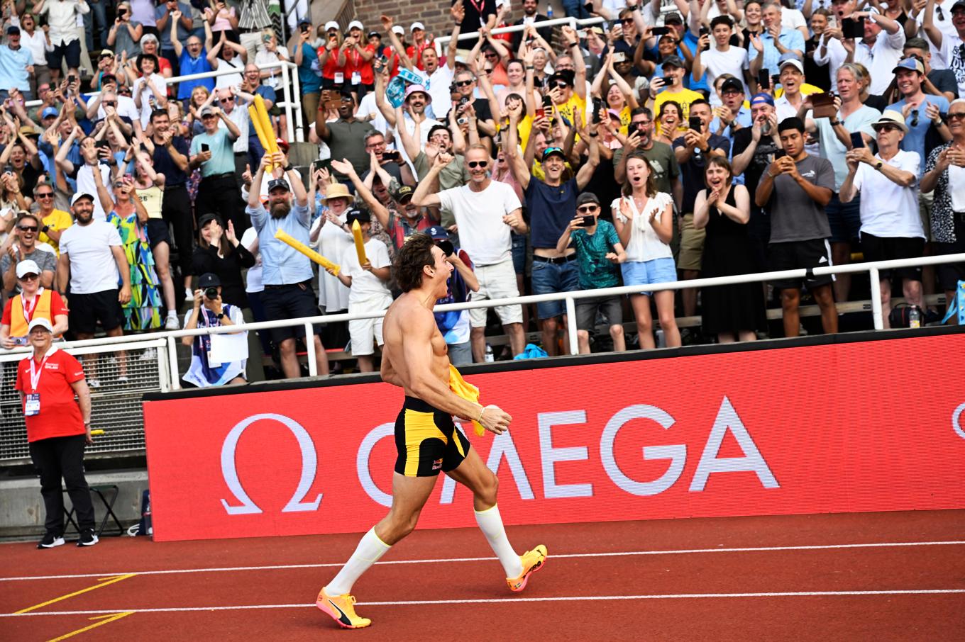 Armand Duplantis jublar och firar sitt tolfte världsrekord framför åskådarna på Stockholms stadion, Foto: Fredrik Sandberg/TT