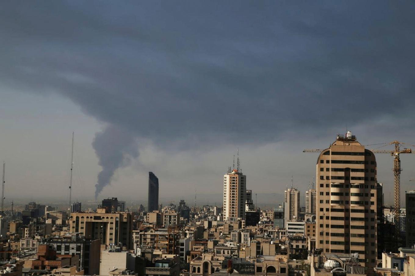 Stigande rök från en oljeanläggning i södra delarna av Irans huvudstad Teheran, som verkar ha träffats i en israelisk attack på söndagen. Foto: AP/TT