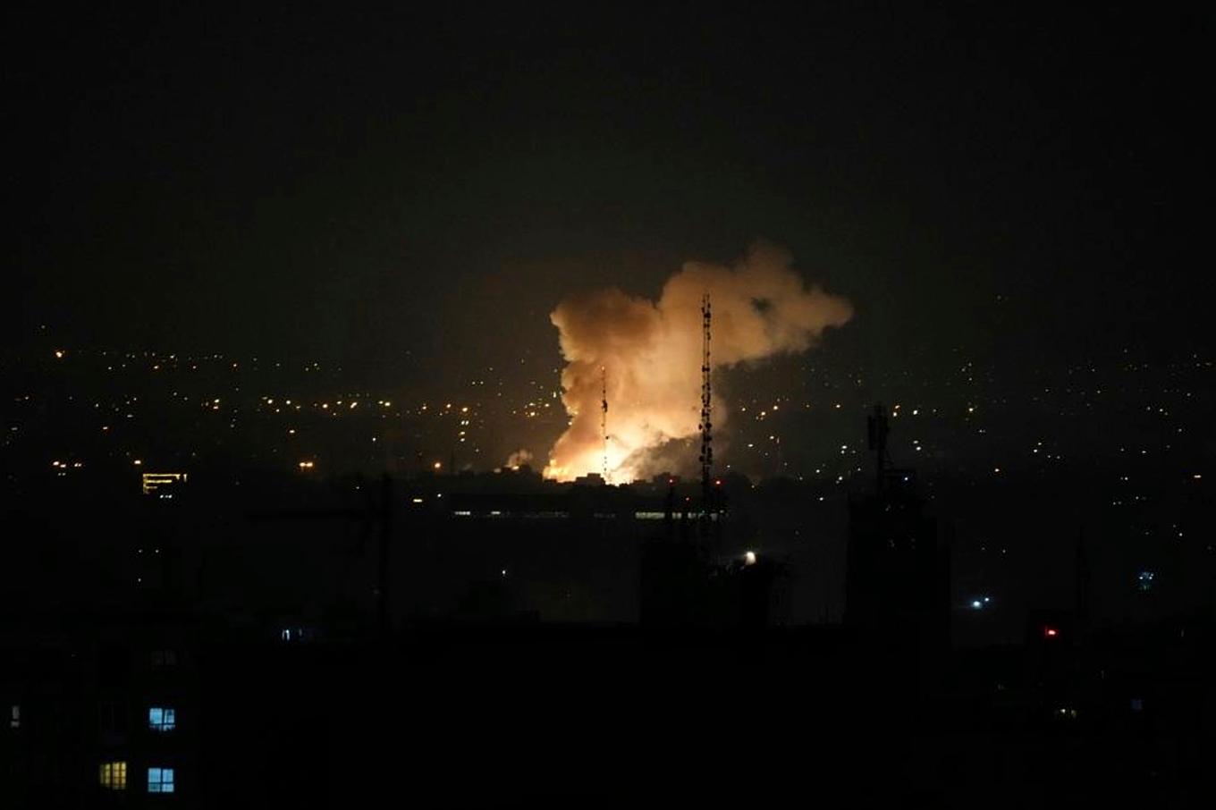 Delar till drönare smugglades in i väskor och lastbilar. Bild från en explosion i Teheran tidigt på fredagsmorgonen. Foto: Vahid Salemi/AP/TT