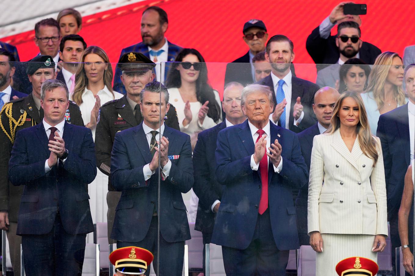 President Donald Trump, Melania Trump och, till vänster, arméminister Daniel Driscoll och försvarsminister Pete Hegseth. Foto: Julia Demaree Nikhinson/AP/TT