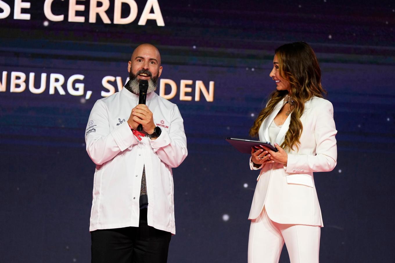 José Cardá från restaurang Hoze på scenen när de nya Michelinstjärnorna presenteras i Danmark. Foto: Claus Bech/Ritzau/TT