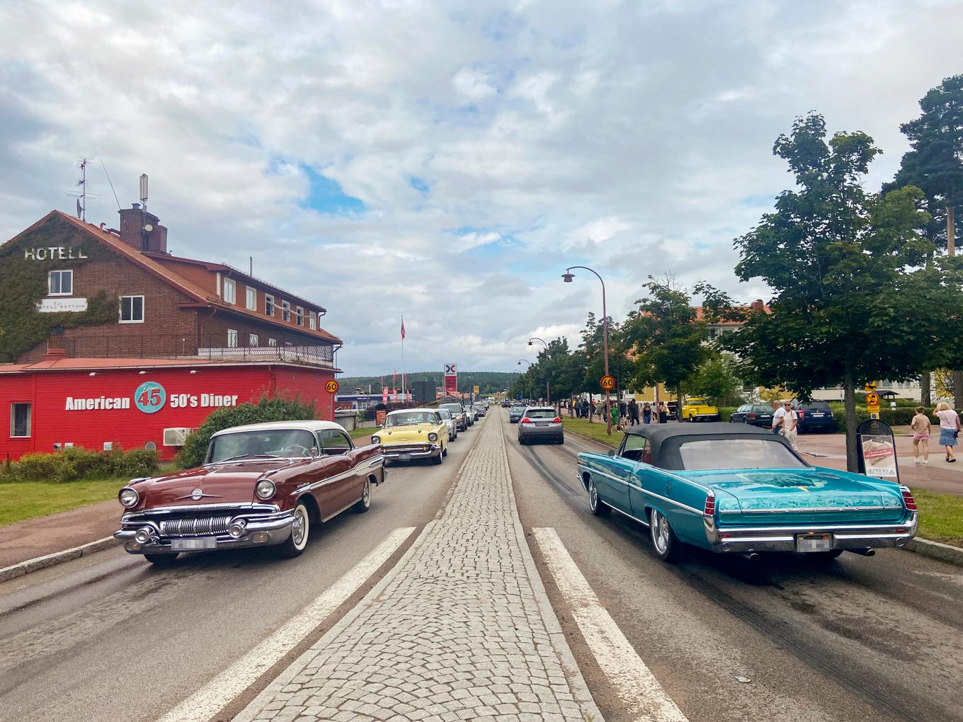 Veteran- och raggarbilar på färd genom Rättvik 2021. Foto: Lisa Abrahamsson/TT