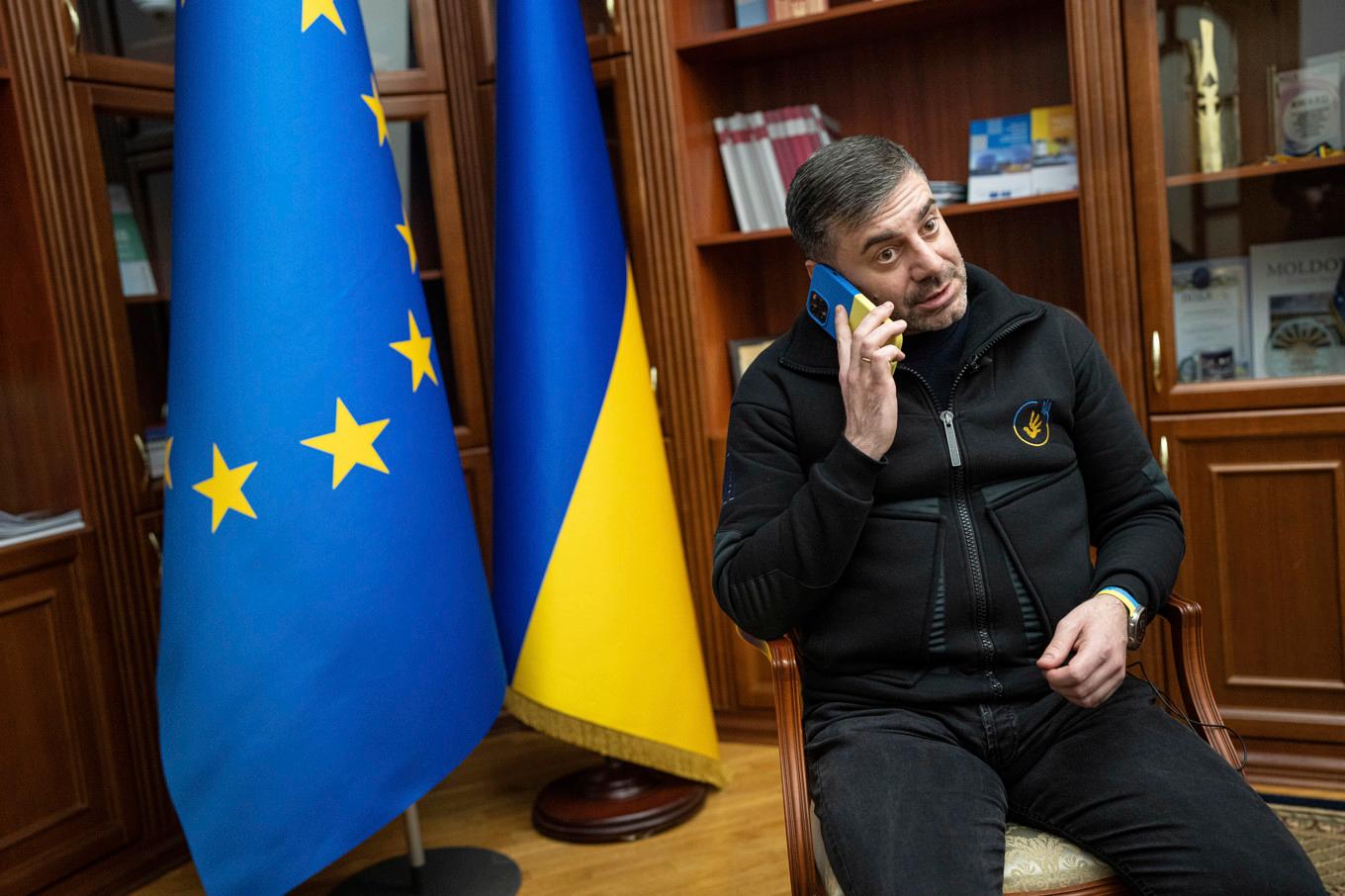 Ukrainska parlamentets människorättsombudsman Dmytro Lubinets talar i telefon i januari i fjol. Arkivfoto. Foto: Evgeniy Maloletka/AP/TT