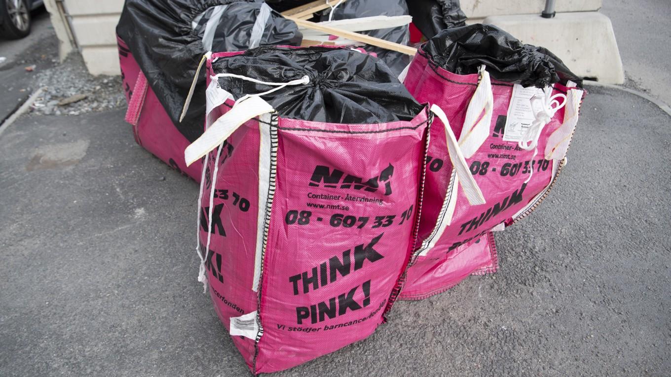 Säckar för återvinning från avfallsbolaget Think Pink. Bilden tagen 2020 i samband med att miljöbrottsutredningen mot de ledande företrädarna inleddes. Bolaget försattes kort därefter i konkurs. Foto: Fredrik Sandberg/TT