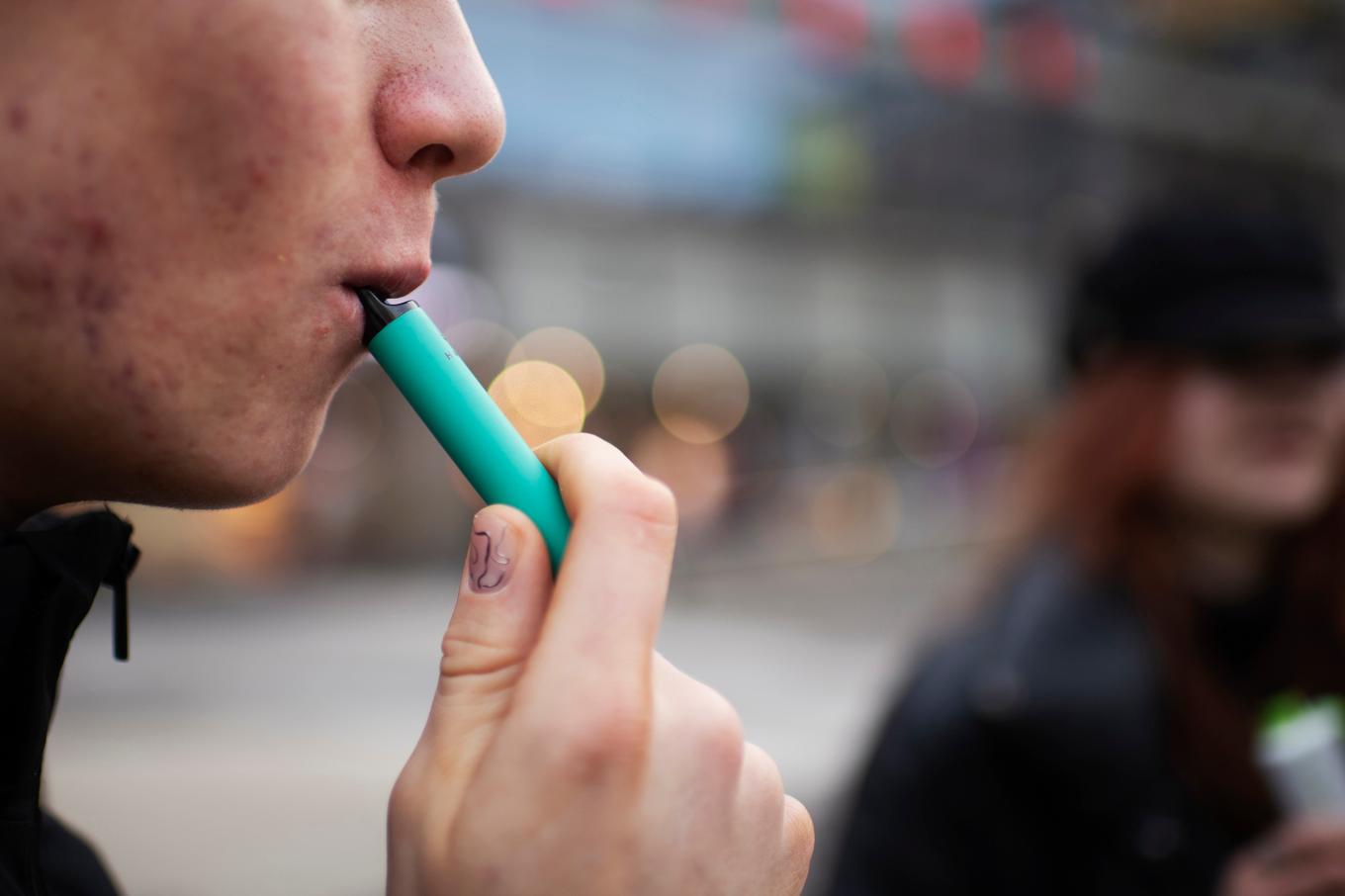 Att rekommendera e-cigaretter istället för rökning ger en falsk trygghet, enligt Fariborz Mobarrez, forskare vid Uppsala universitet. Arkivbild. Foto: Viktoria Bank/TT