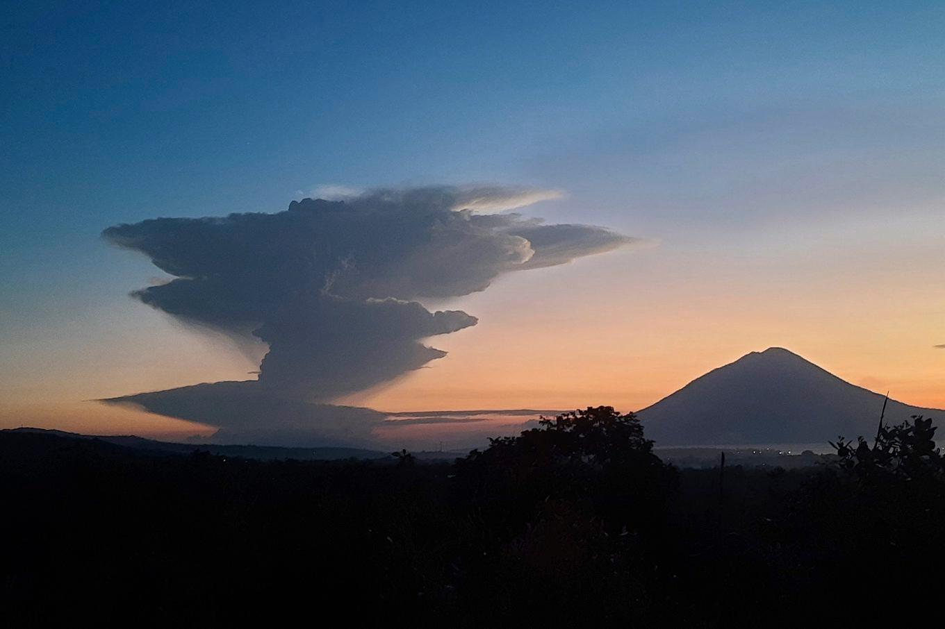 Rök från vulkanen Mount Lewotobi Laki-Laki during från Lembata i Indonesien. Foto: Andre Kriting/AP/TT