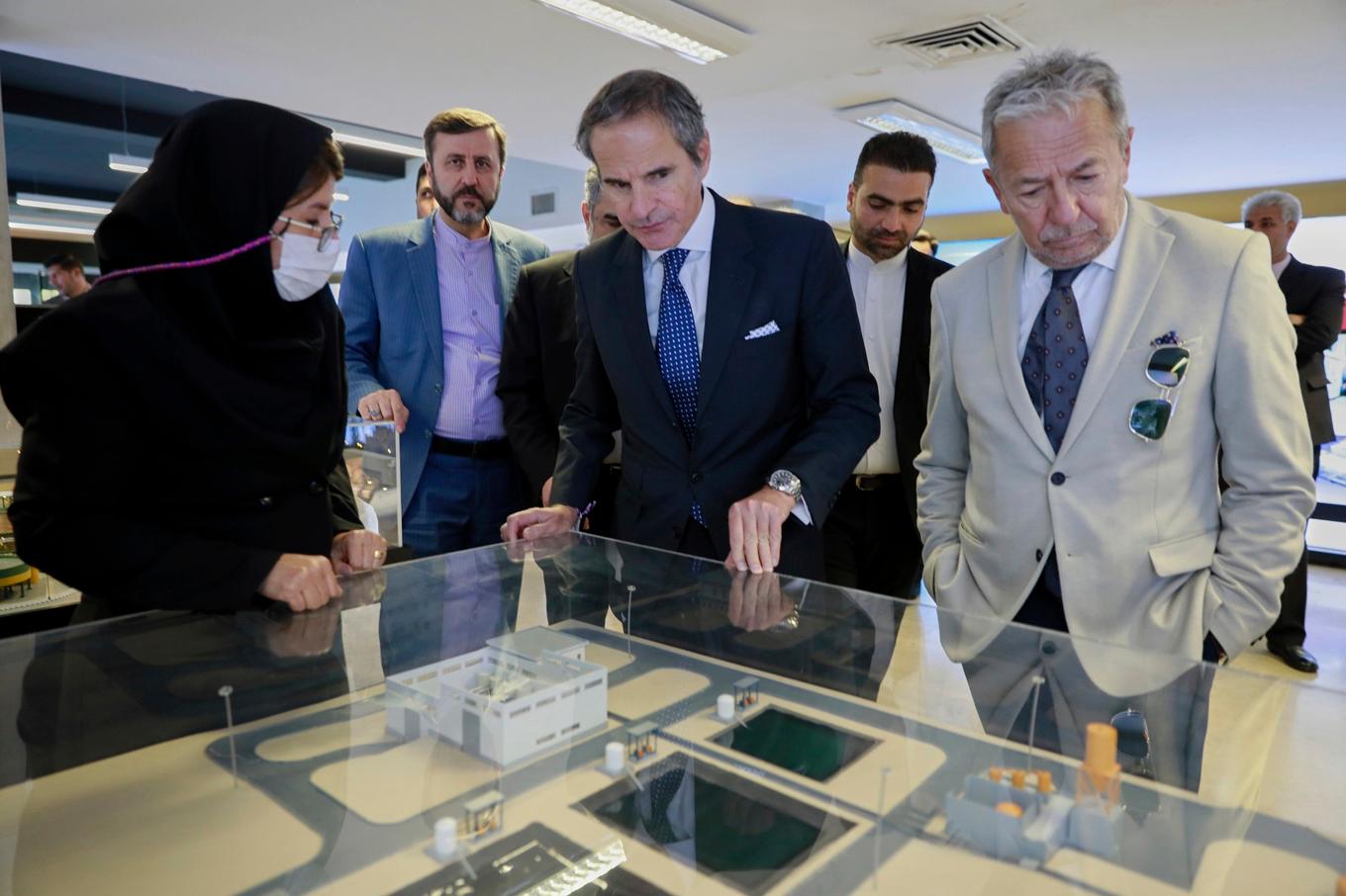 IAEA-chefen Rafael Grossi på besök hos kärnenergimyndigheten i Teheran den 17 april i år, på en bild som har distribuerats av den iranska myndigheten. Foto: Irans atomenergimyndighet via AP/TT