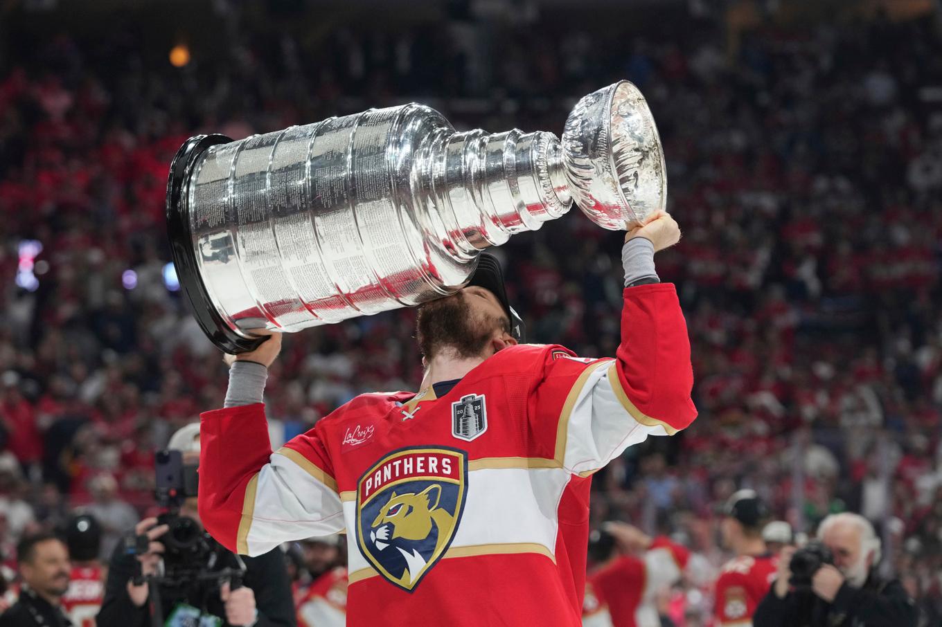 Floridacentern och matchstjärnan Sam Reinhart kysser Stanley Cup-bucklan. Foto: Lynne Sladky/AP/TT