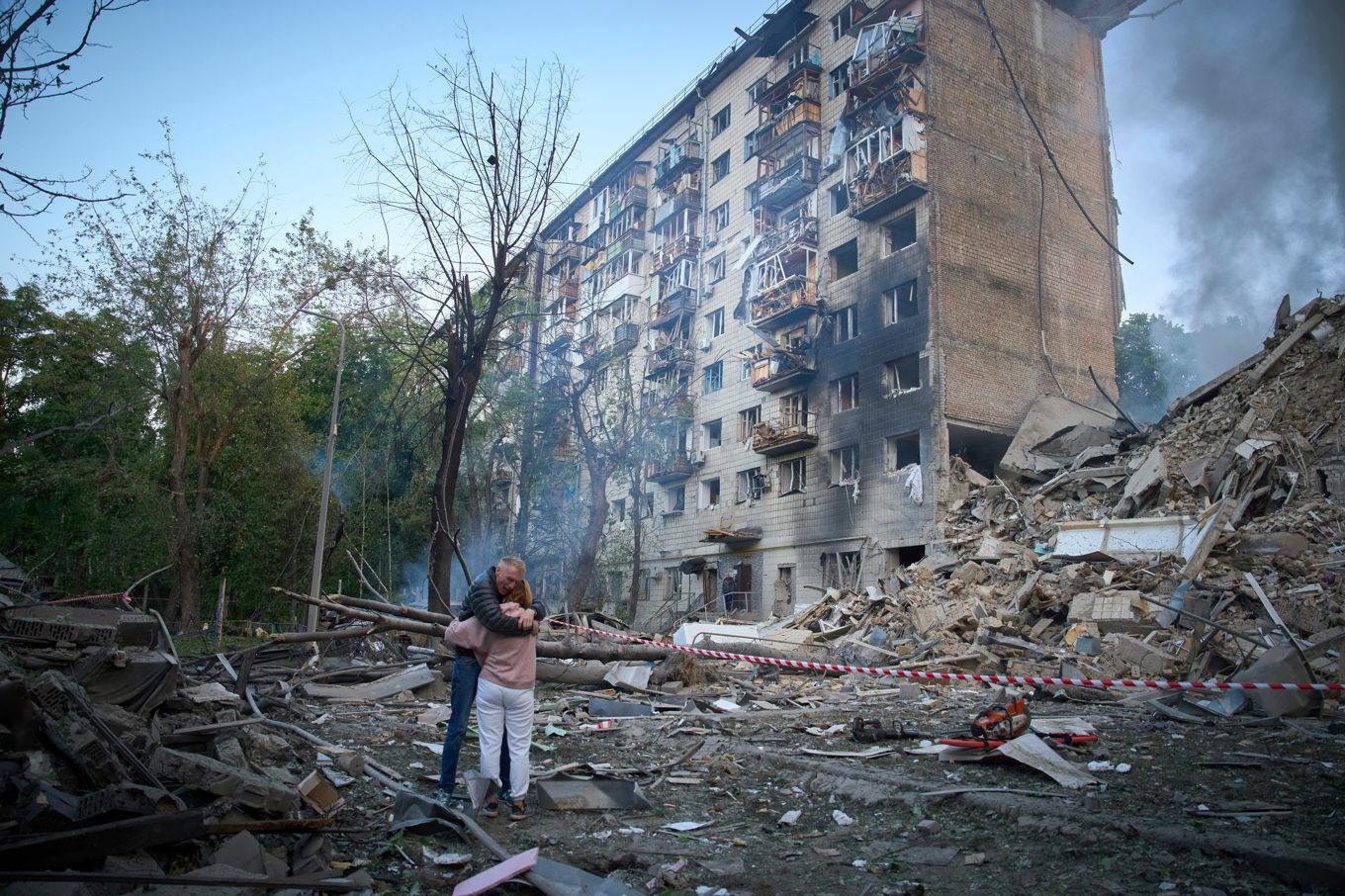 Ett par omfamnas i resterna av ett flervåningshus i Kiev efter en rysk attack på tisdagen. Foto: Efrem Lukatsky/AP/TT