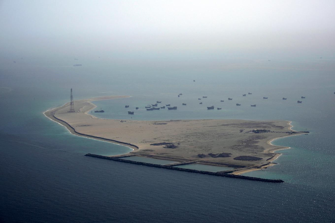 Arkivbild på fartyg för ankar utanför Dubai. Två oljetankrar ska ha kolliderat strax utanför Förenade arabemiraten i tisdags. Foto: Jon Gambrell/AP/TT