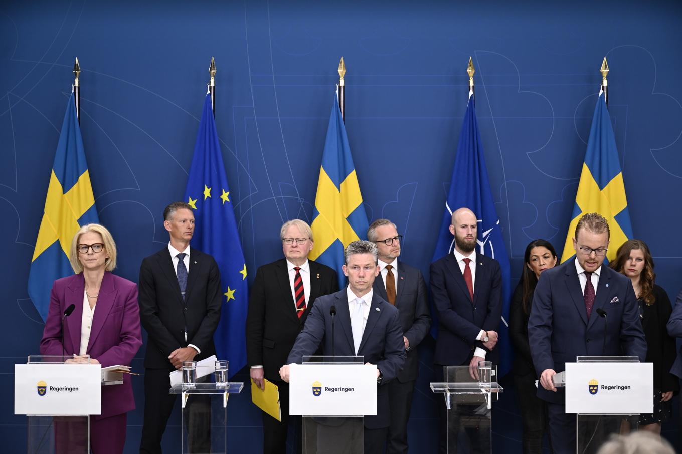 Samtliga åtta riksdagspartier är överens om försvarssatsningen. I främre raden på bilden syns försvarsminister Pål Jonson (M) mellan finansminister Elisabeth Svantesson (M) och Aron Emilsson (SD) vid torsdagens presentation. Foto: Pontus Lundahl/TT