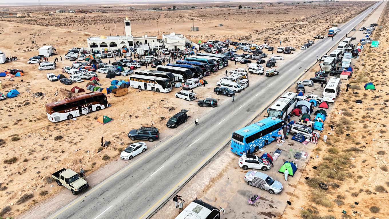 Den humanitära Gazakonvojen i Sirte, Libyen, sedan den stoppats av östlibyska myndigheter. Bild tagen i söndags. Foto: Yousef Murad/AP/TT
