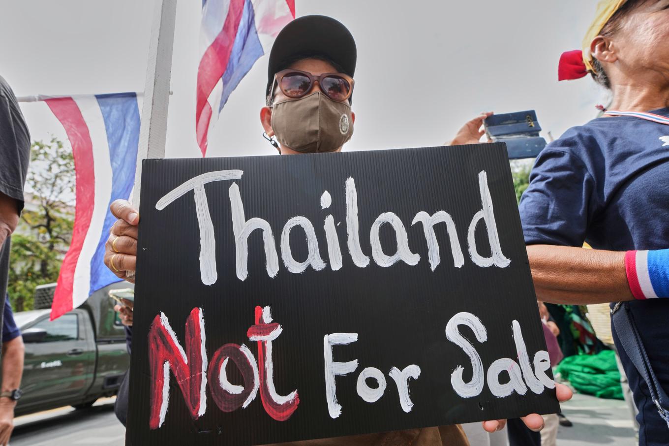 Thailändska demonstranter kräver premiärminister Paetongtarn Shinawatras avgång framför regeringsbyggnaden i Bangkok på torsdagen. Foto: Sakchai Lalit/AP/TT